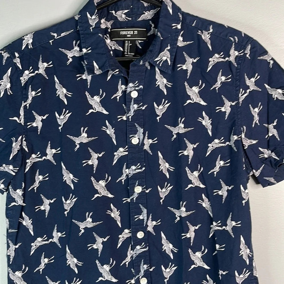 FOREVER 21 Mens Crane Print Shirt Navy Blue Short Sleeve Button Down Hawaiian S - Picture 3 of 9